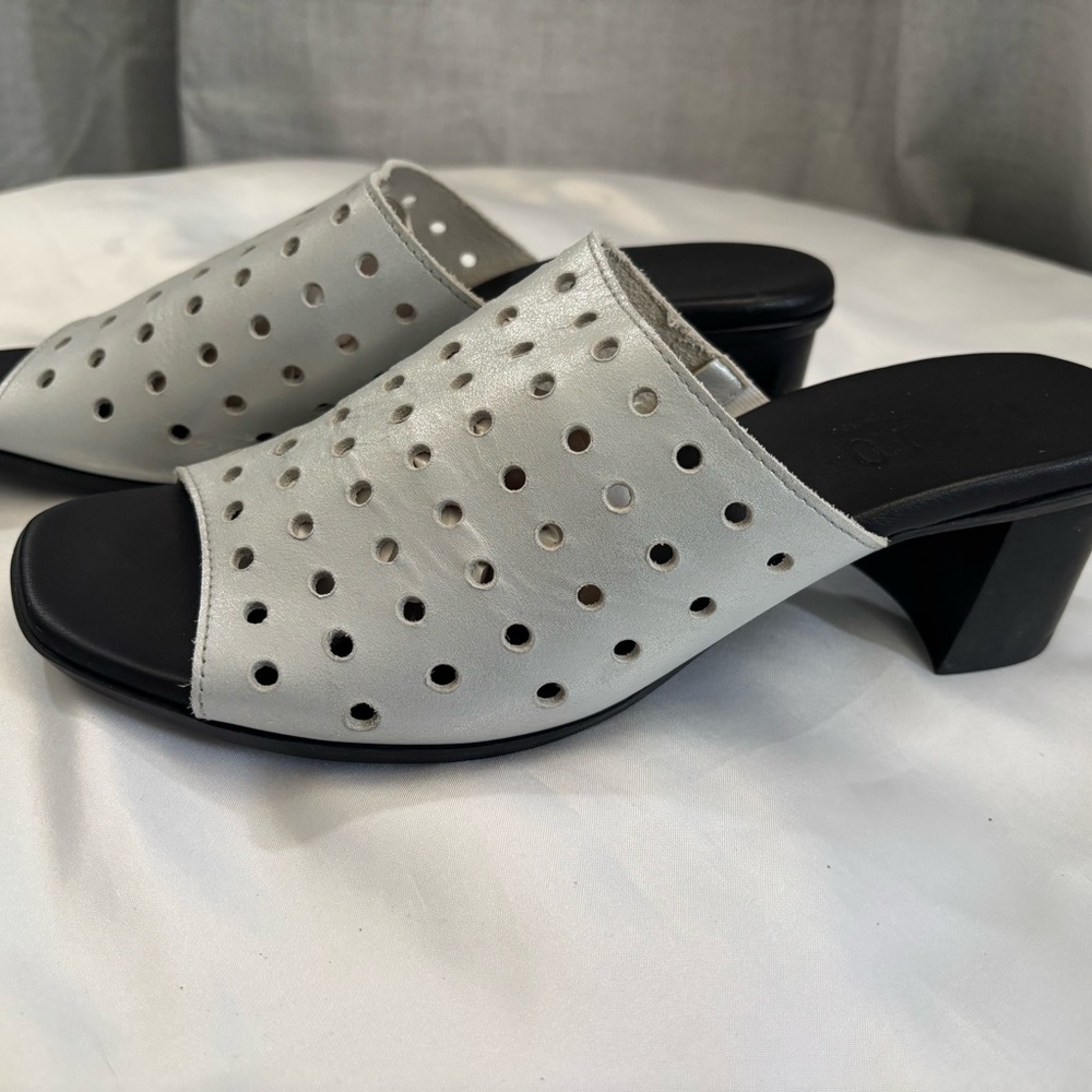 NWOT Munro Perforated Open-Toe Slide Mules in Silver